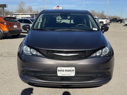 Certified 2023 Chrysler Voyager LX image 2