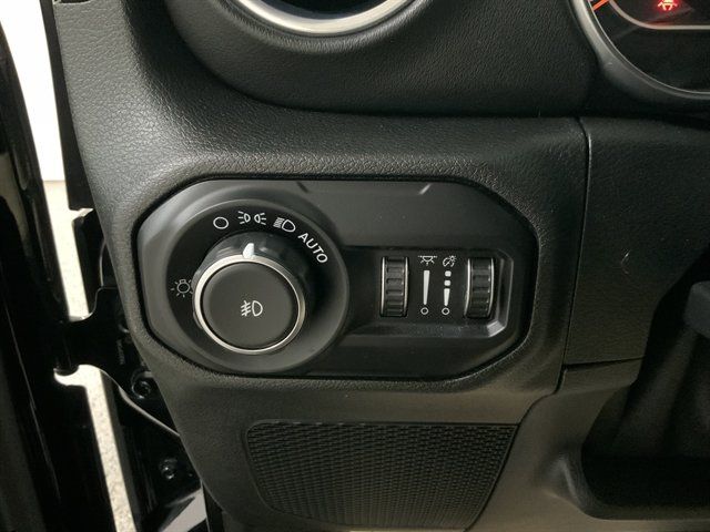 Used 2018 Jeep Wrangler Unlimited Sahara AWD/4WD image 26