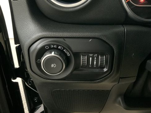 Used 2018 Jeep Wrangler Unlimited Sahara AWD/4WD image 26