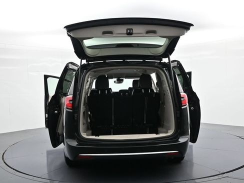 Used 2023 Chrysler Pacifica Touring-L FWD image 33