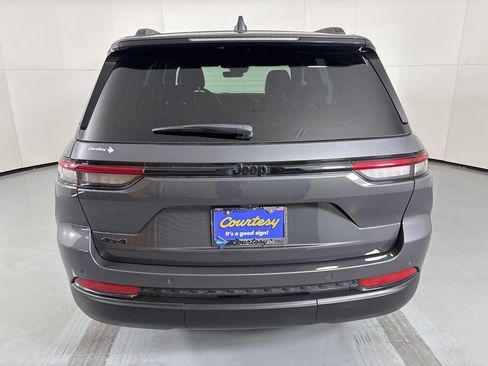Used 2025 Jeep Grand Cherokee Altitude AWD/4WD image 7