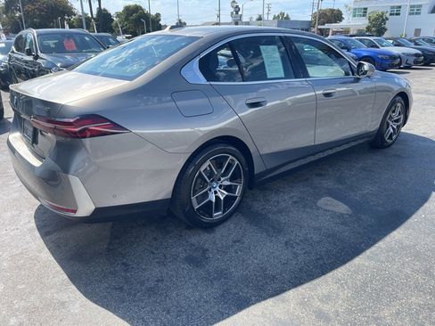 Used 2024 BMW i5 eDrive40i w/ Premium Package image 6