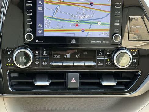 Used 2021 Toyota Highlander Limited AWD/4WD image 16