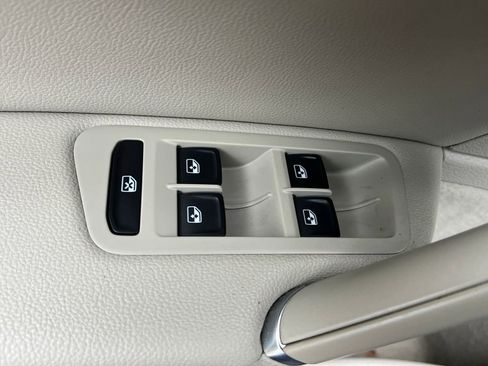 Used 2019 Volkswagen e-Golf SEL Premium image 12