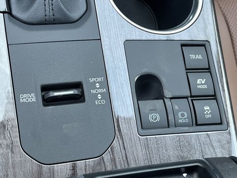 New 2025 Toyota Highlander XLE image 18