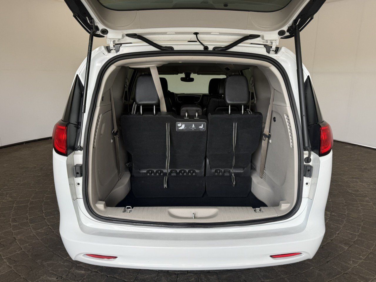 Used 2021 Chrysler Voyager Lxi FWD image 7