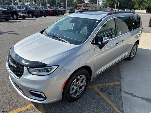 Used 2023 Chrysler Pacifica Limited AWD/4WD image 10