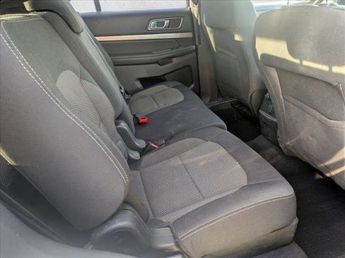 Used 2018 Ford Explorer XLT image 18