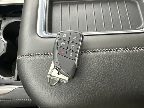 Used 2023 GMC Yukon Denali AWD/4WD image 7