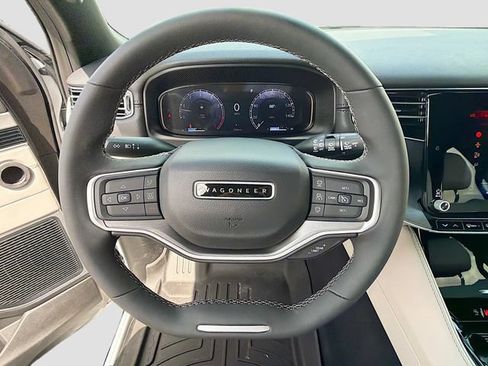 Used 2025 Jeep Wagoneer 4WD image 12