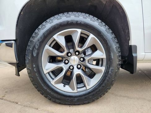 Used 2024 Chevrolet Silverado 1500 LT AWD/4WD image 17