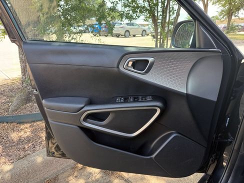 Used 2025 Kia Soul LX w/ LX Technology Package FWD image 18
