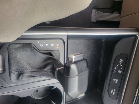 Used 2025 Kia Carnival FWD image 6