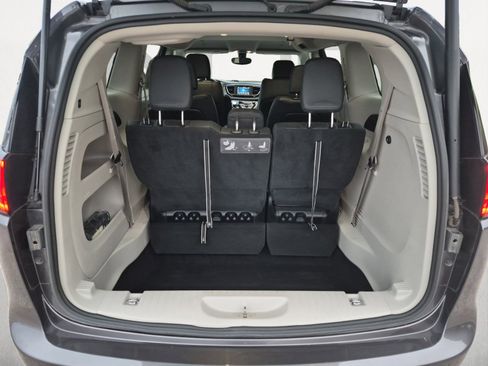 Used 2020 Chrysler Pacifica Touring-L image 12