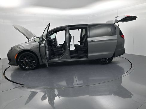 Used 2020 Chrysler Pacifica Touring w/ Advanced Safetytec Group FWD image 54