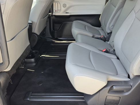 Certified 2025 Toyota Sienna XLE FWD image 11