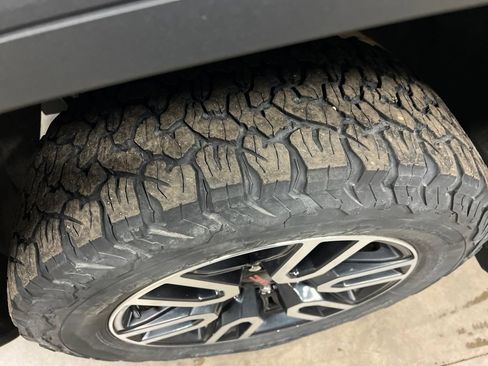 Certified 2021 GMC Sierra 1500 AT4 w/ AT4 Value Package image 11