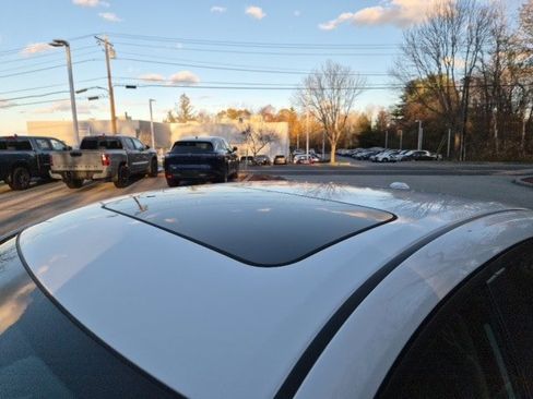 Used 2022 Nissan Sentra SR w/ SR Premium Package image 7