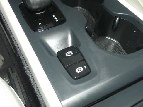 Used 2022 Volvo XC40 T5 Momentum image 40