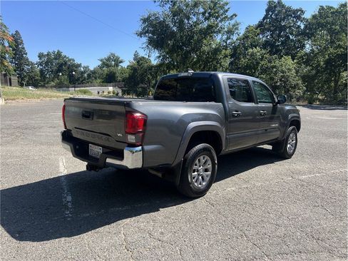 Used 2018 Toyota Tacoma SR5 RWD image 8
