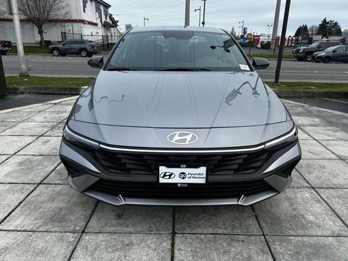 Certified 2025 Hyundai Elantra SEL image 3