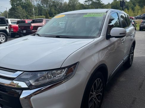 Used 2018 Mitsubishi Outlander ES image 4
