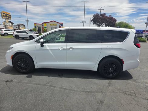 Used 2023 Chrysler Pacifica Touring-L AWD/4WD image 5