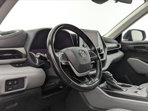 Used 2023 Toyota Highlander LE FWD image 24
