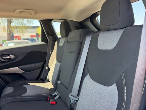 Used 2018 Jeep Cherokee Latitude w/ Altitude Package FWD image 17