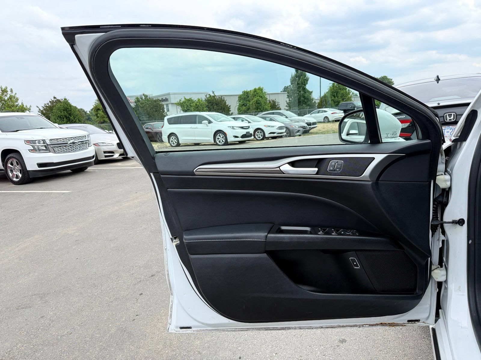 Used 2018 Ford Fusion SE w/ Equipment Group 602A FWD image 11