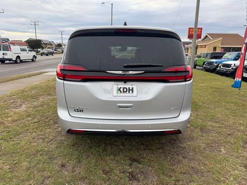 New 2026 Chrysler Pacifica Select AWD/4WD image 6