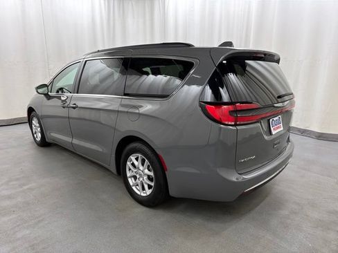 Used 2022 Chrysler Pacifica Touring-L FWD image 4