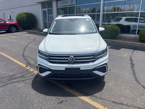 Used 2024 Volkswagen Tiguan SE w/ Panoramic Sunroof Package AWD/4WD image 3