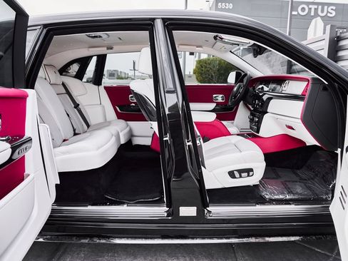 Used 2023 Rolls-Royce Phantom Sedan RWD image 33