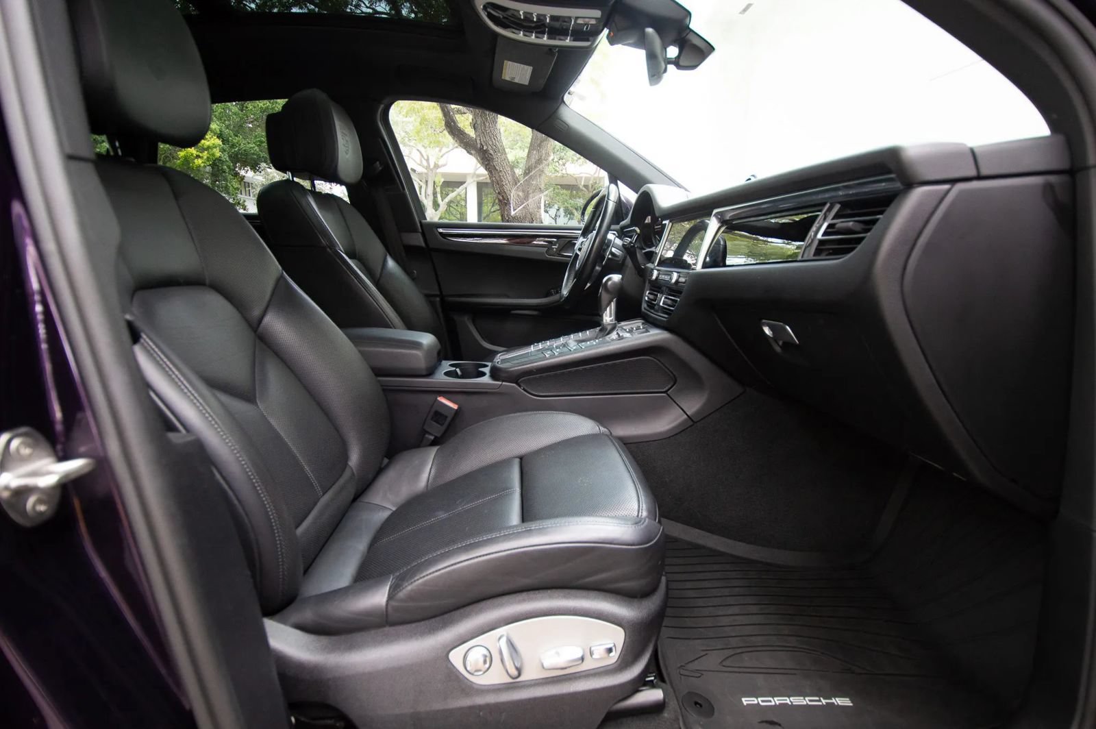Used 2021 Porsche Macan w/ Premium Package Plus AWD/4WD image 45
