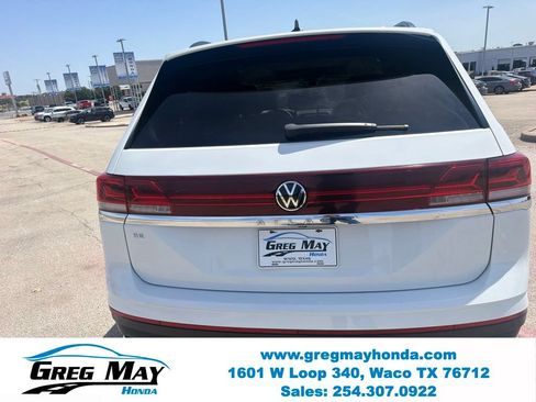 Used 2024 Volkswagen Atlas SE w/ Panoramic Sunroof Package FWD image 4