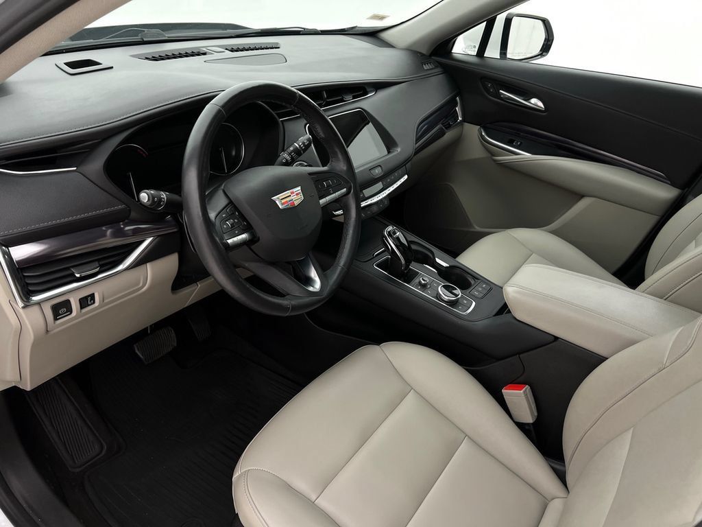 Used 2022 Cadillac XT4 Luxury w/ Cold Weather Package AWD/4WD image 12