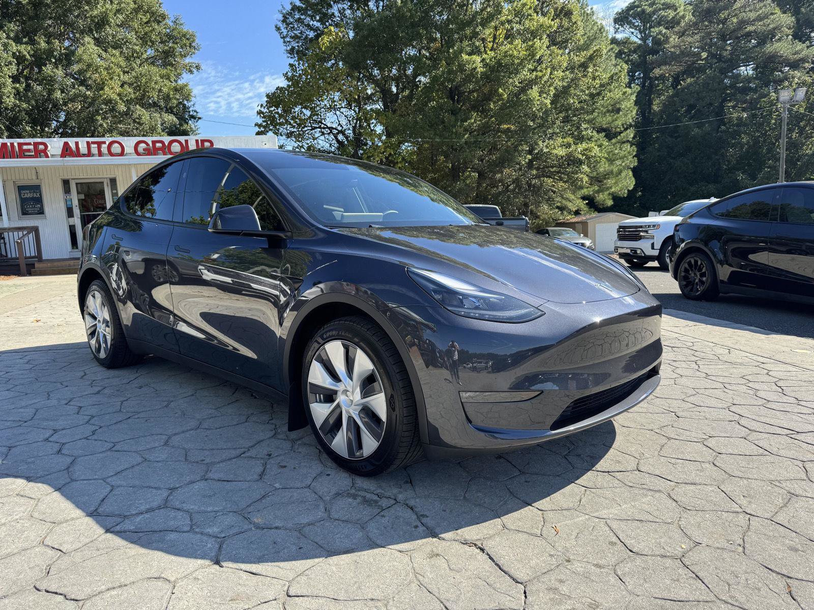 Used 2024 Tesla Model Y Long Range AWD/4WD image 1