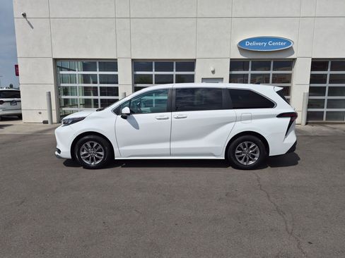 Used 2025 Toyota Sienna LE FWD image 10