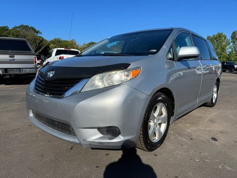Used 2013 Toyota Sienna LE image 1