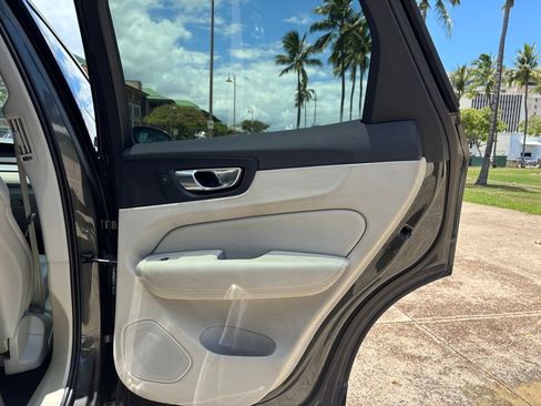 Used 2018 Volvo XC60 T6 Momentum w/ Convenience Package AWD/4WD image 17
