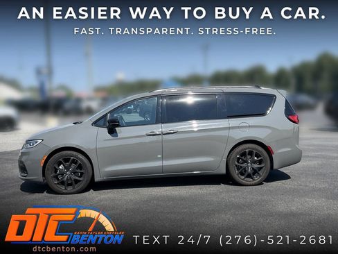 Used 2025 Chrysler Pacifica Limited FWD image 3