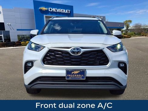 Used 2022 Toyota Highlander XLE image 3