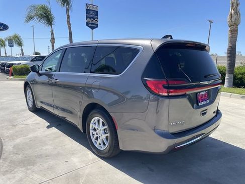 Used 2023 Chrysler Pacifica Touring-L FWD image 6