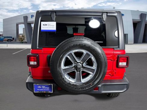 Used 2019 Jeep Wrangler Unlimited Sahara AWD/4WD image 4