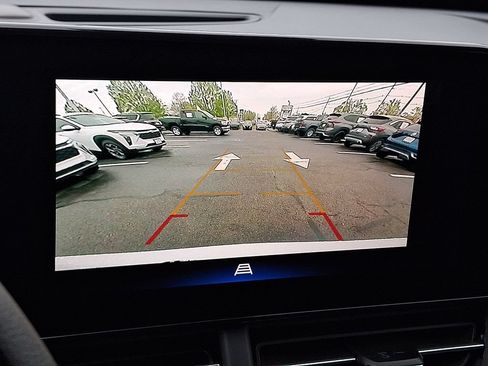 Used 2025 Chevrolet Trax LT FWD image 4