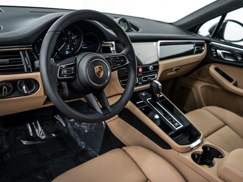 New 2025 Porsche Macan image 4