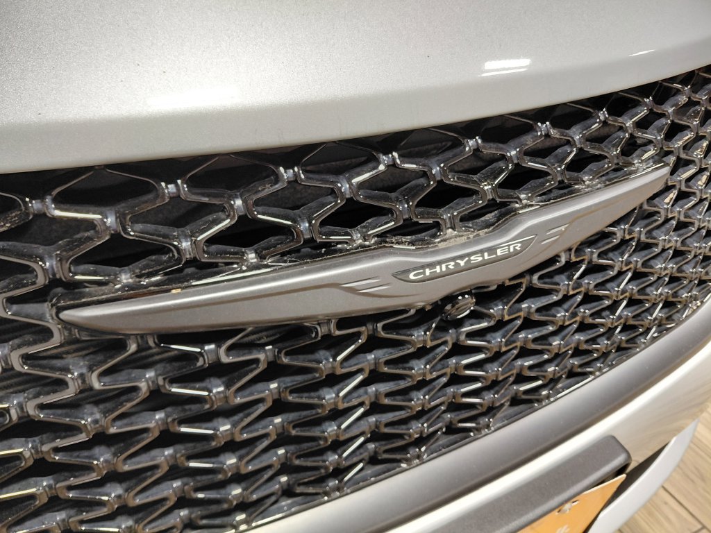 Certified 2026 Chrysler Pacifica Limited w/ S Appearance Package FWD image 23