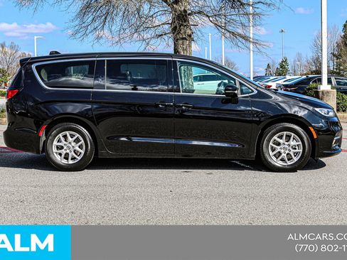 Used 2024 Chrysler Pacifica Touring-L image 11