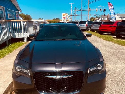 Used 2017 Chrysler 300 S w/ 300S Premium Group AWD/4WD image 4